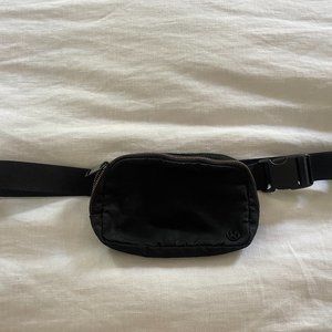Everywhere Belt Bag 1L in black